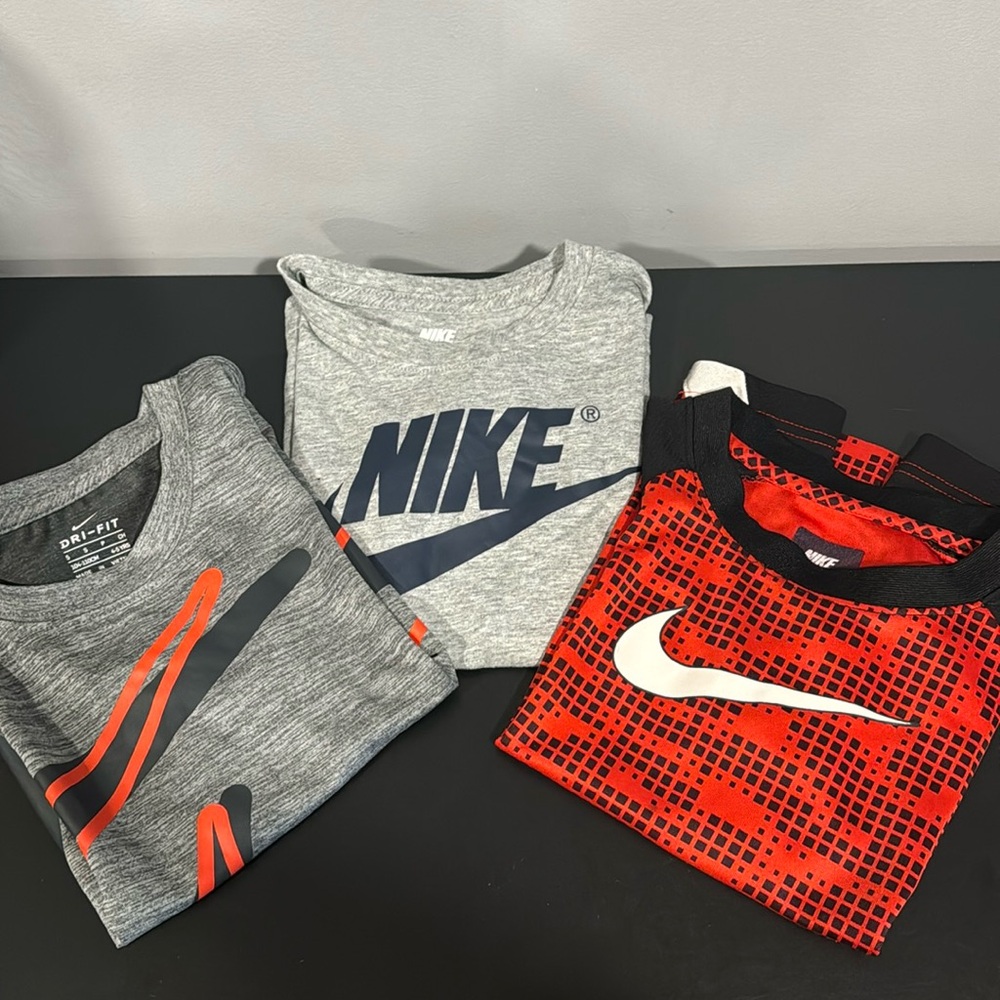 3 Nike T-shirts